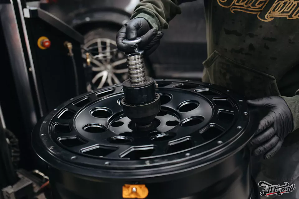 Кованые диски с бедлоками для RAM 1500 и фирменный шиномонтаж на стендах Hunter